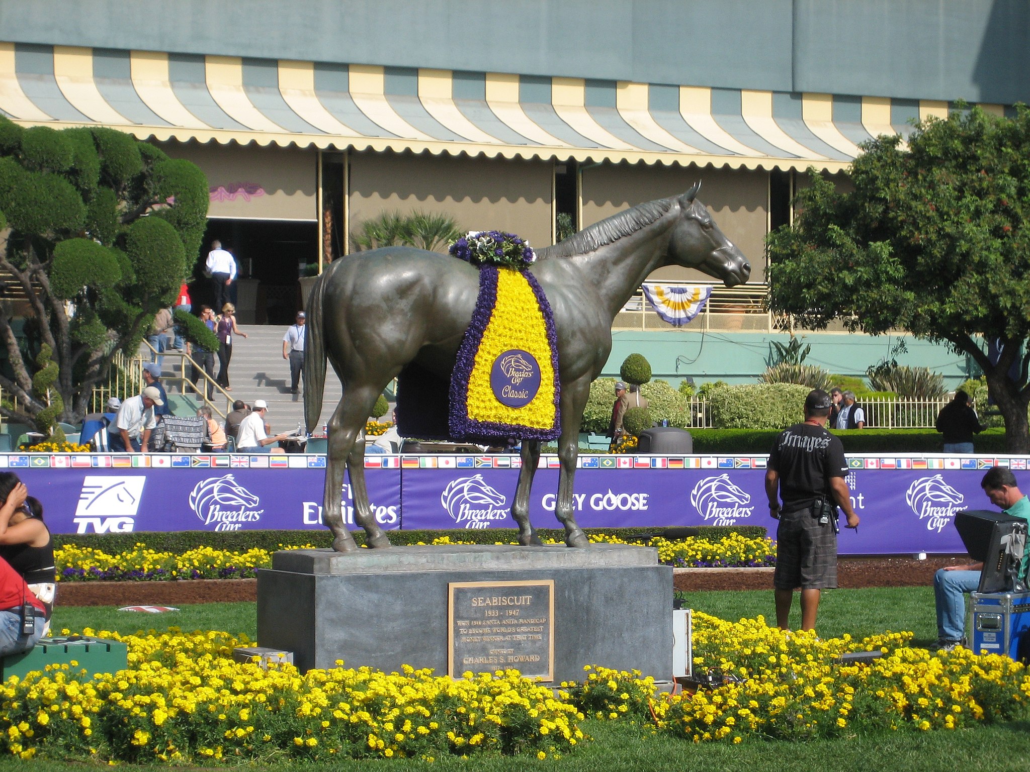 Photo of a Seabiscuit statue wearing the winner's garland at an earlier Breeder's Cup